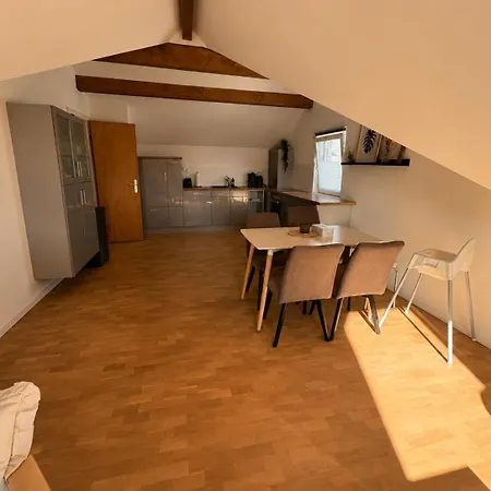 Moderne Dachgeschosswohnung *